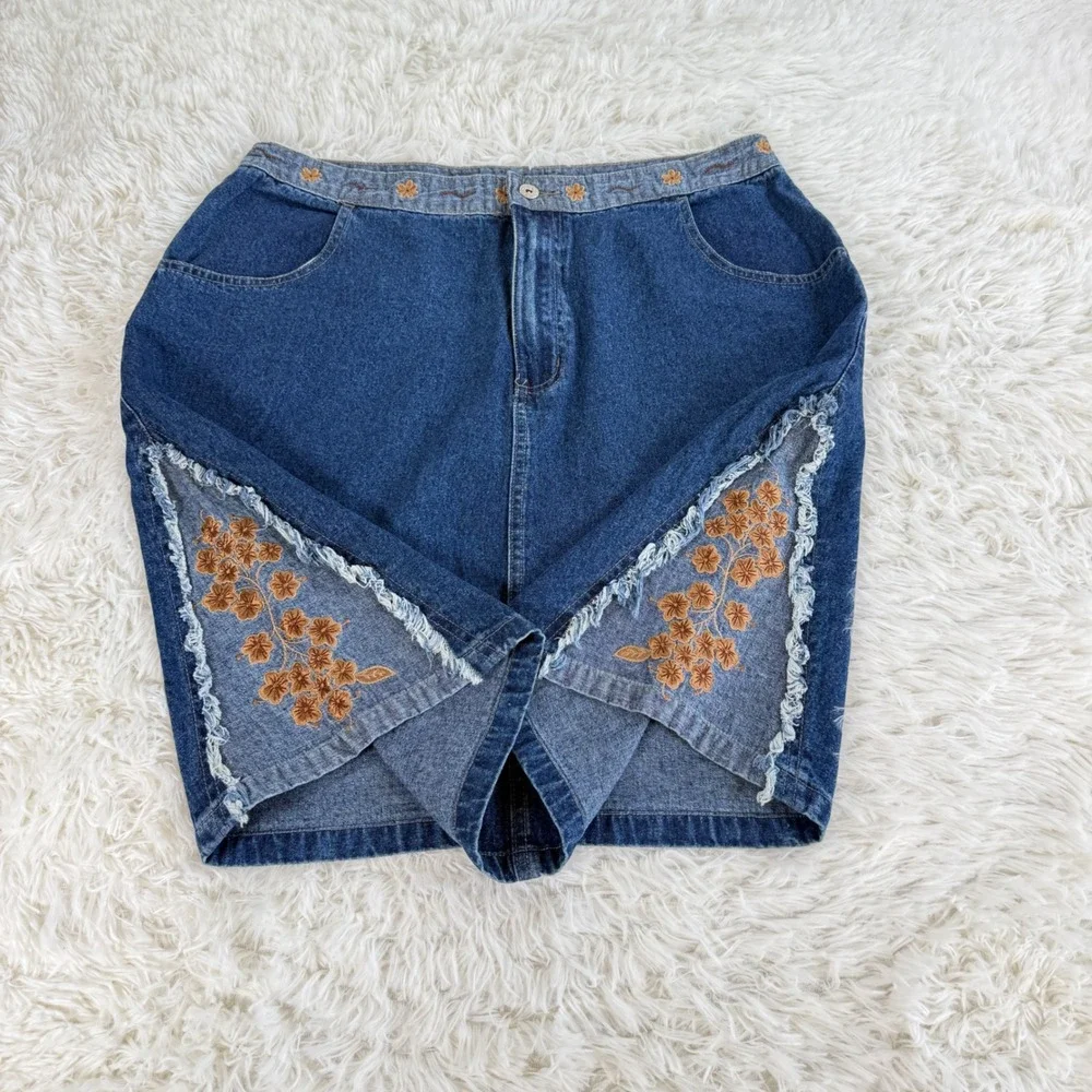 Vintage J.L. NY Floral Embroidered Denim Skirt Blue Medium Wash‎ Raw Hem Mini - Picture 2 of 10